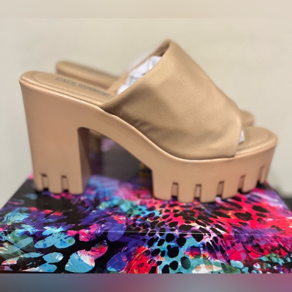 Cape Robbin Echoya Womens Round Toe Platform Heels - Picture 5 of 6